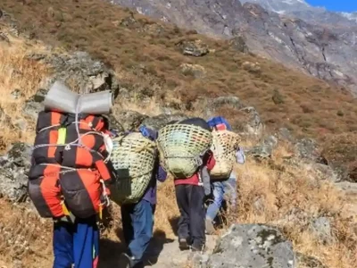 Seorang Pekerja Porter Yang Membawa Barang Pendaki