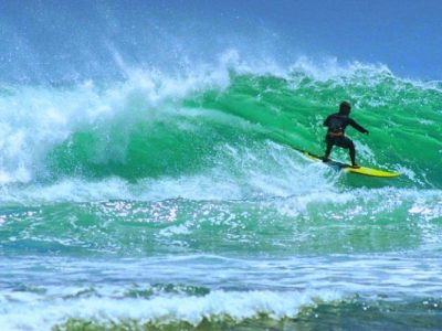 Surfing Atau Olahraga Selancar Di Antara Ombak