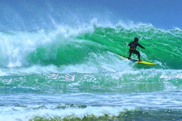 Surfing Atau Olahraga Selancar Di Antara Ombak