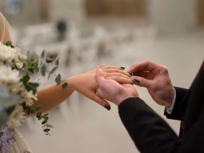 Tekanan Sosial Bukan Alasan Tepat Untuk Menikah