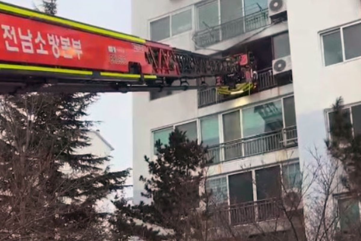 Aksi Gila Ibu Panjat Lantai 6 Apartemen Demi Selamatkan 3 Anak