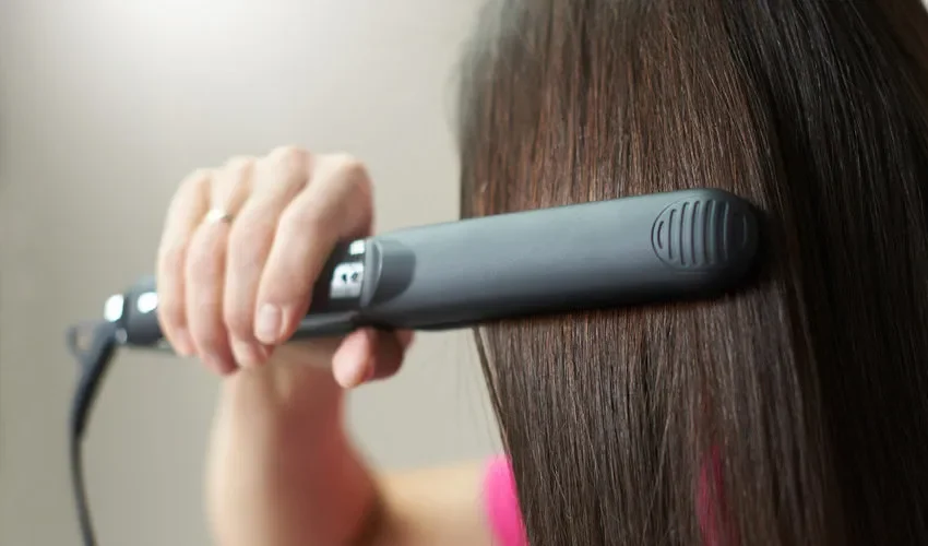 Alat Penata Rambut Menggunakan Sebuah Catokan