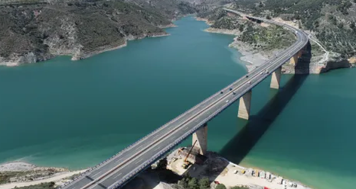 Jembatan Rp 582 Miliar Retak, Lalu Lintas Kembali Lumpuh