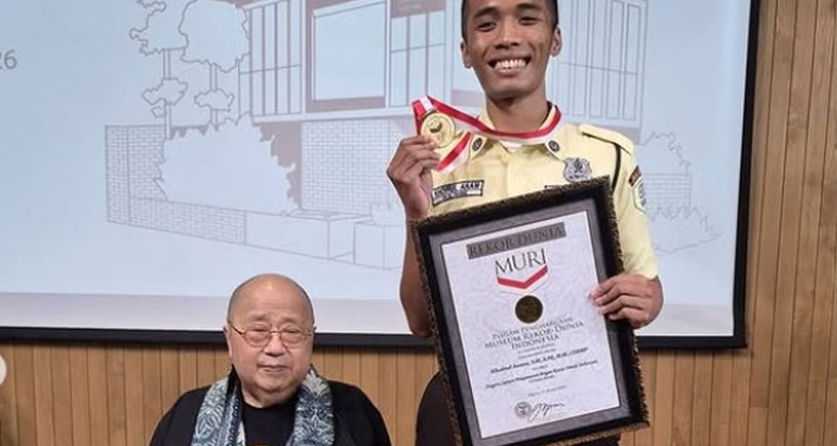 Kisah Hebat Satpam Bank: Koleksi Gelar Sambil Jaga Pintu