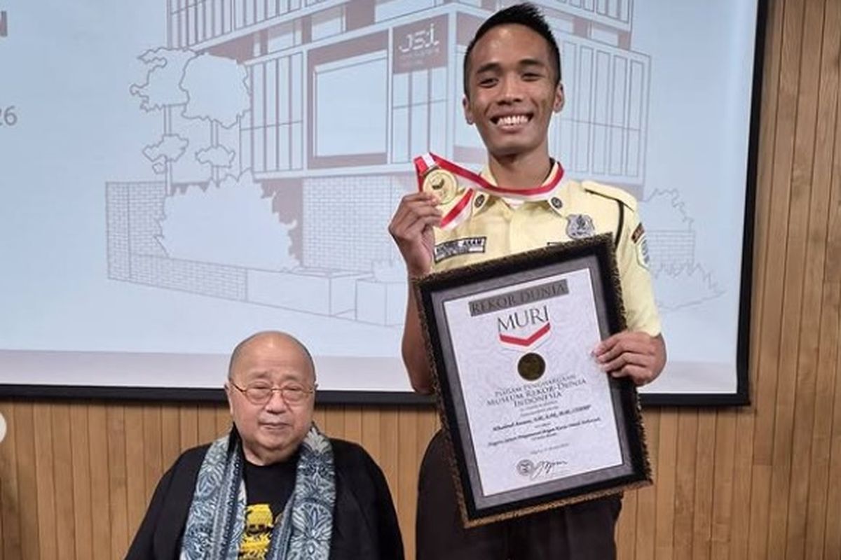 Kisah Hebat Satpam Bank: Koleksi Gelar Sambil Jaga Pintu