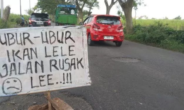 Jalan Rusak Makin Parah, Pengendara Wajib Hati-Hati