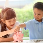 Mulai Sejak Dini! Ini Cara Kenalkan Uang Pada Anak