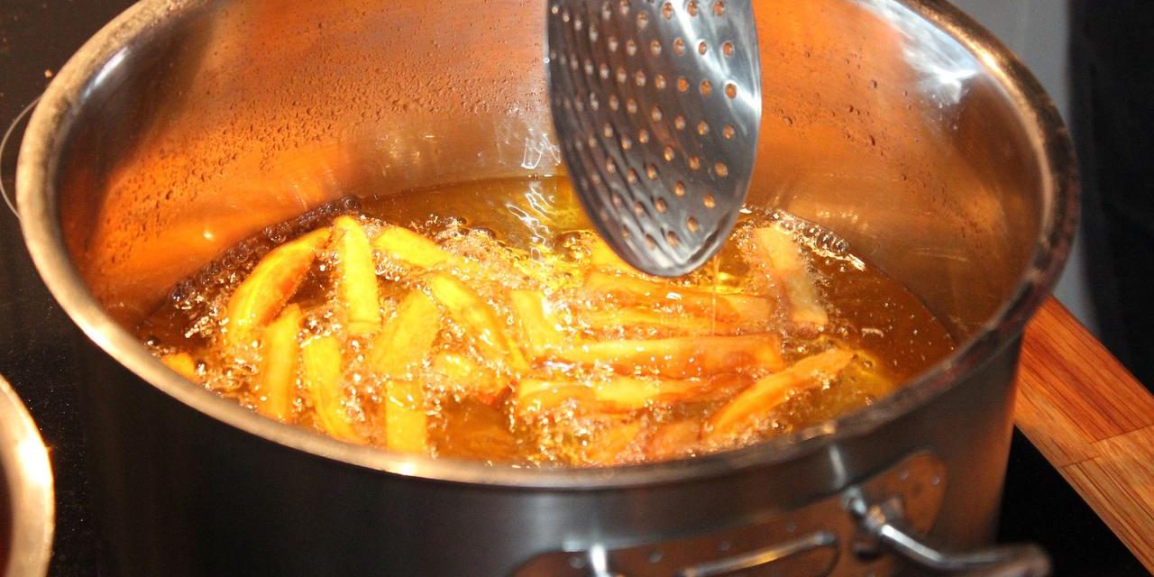 Rahasia Dapur: Trik Bikin Minyak Goreng Gak Gampang Hitam