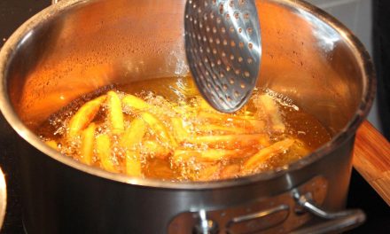 Rahasia Dapur: Trik Bikin Minyak Goreng Gak Gampang Hitam