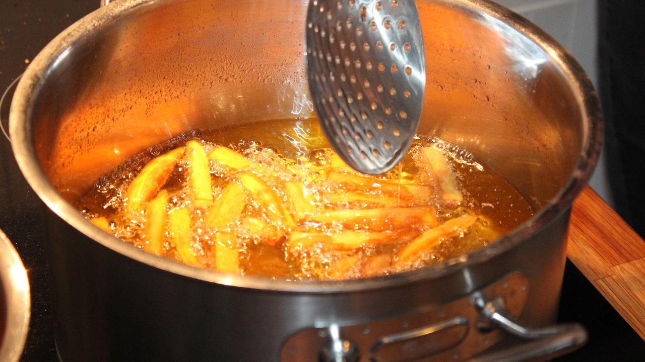 Rahasia Dapur: Trik Bikin Minyak Goreng Gak Gampang Hitam