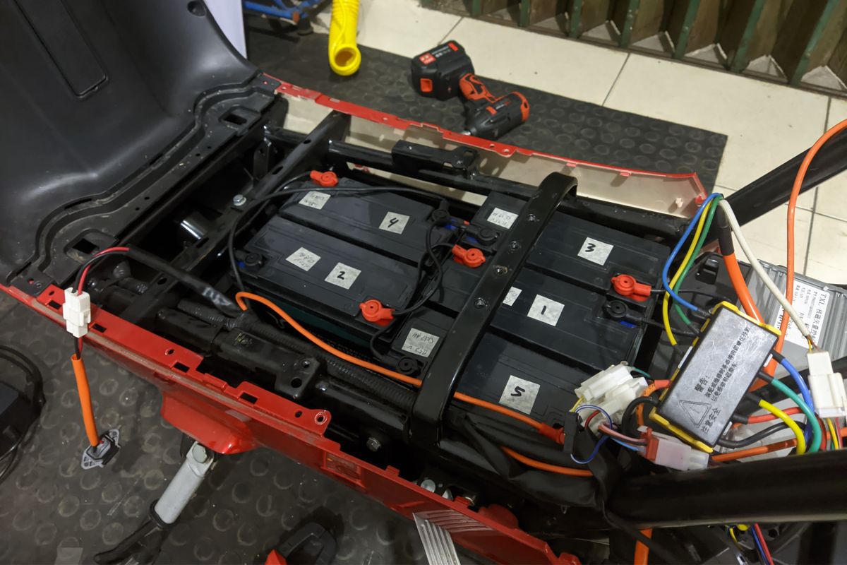 3 Cara Bikin Baterai Motor Listrik Awet Seharian