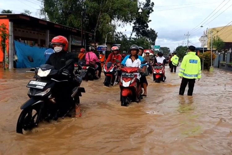 Risiko Gila Menyalakan Mesin Motor Pasca Terjang Banjir